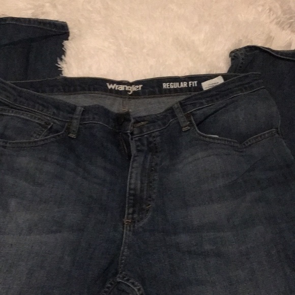 Wrangler 38 x 30 Regular Fit Dark Wash Jeans - Picture 6 of 8